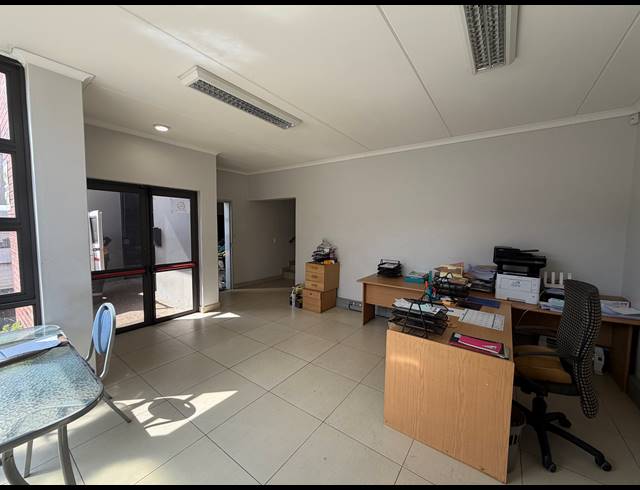 302M² WAREHOUSE TO LET IN STIKLAND INDUSTRIAL